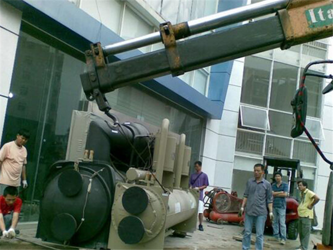 遂平县随车吊和汽车吊的核心区别是什么？哪种更省钱？